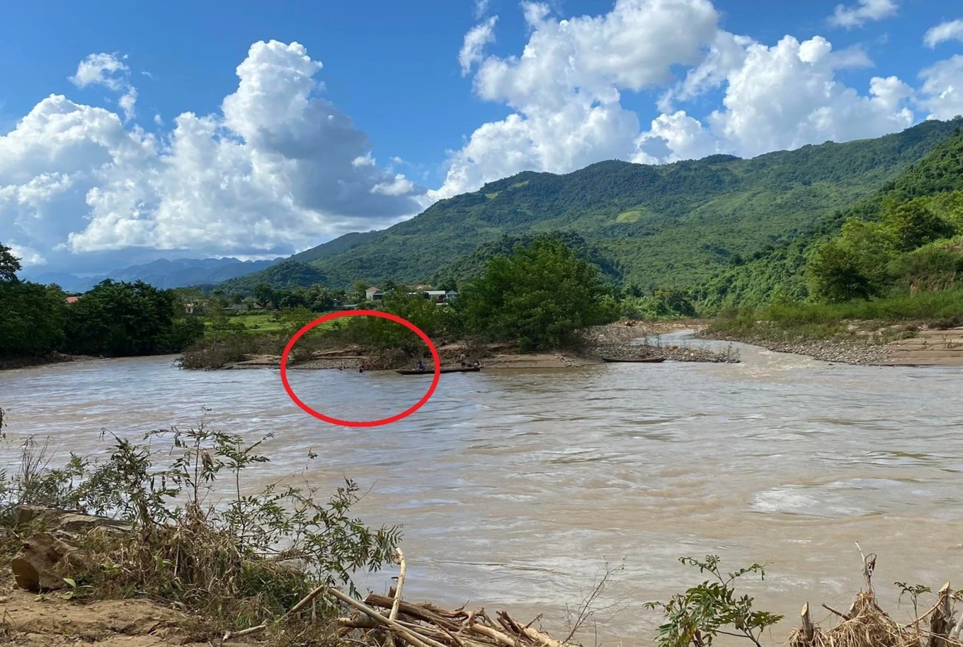 Lũ cuốn ô tô đi 11km nhờ người dân trục vớt và báo gia chủ